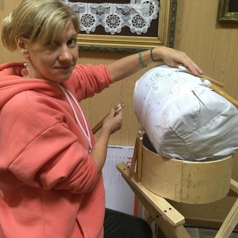 Плету кружево вручную на коклюшках - маленьких деревянных палочках, на которые наматывают нити